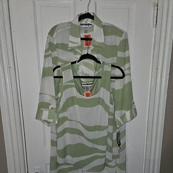 Dana Kay Tops - NEW Dana Kay Size 18W Light Jacket with Sleeveless undershirt Green and White